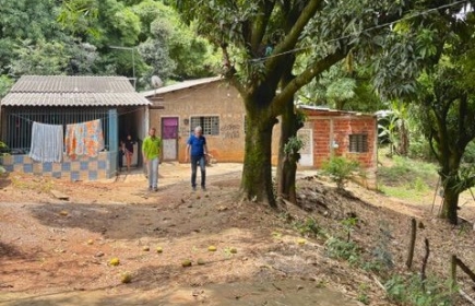 Louisa, avec son club hôte au Brésil. dans une petite ville...